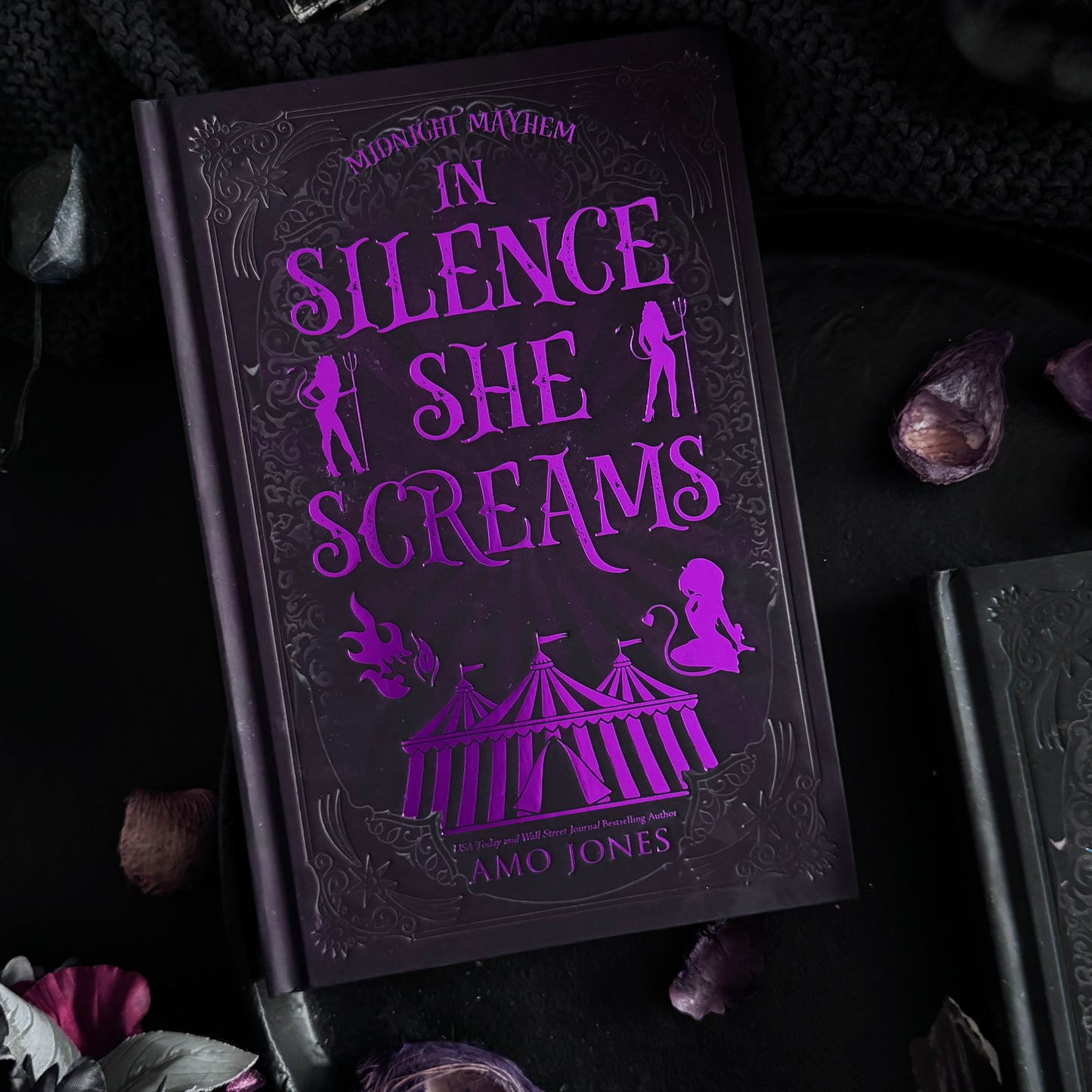 UnSigned - Amo Jones Add onbox - In Silence She Screams & In Chaos We Reign